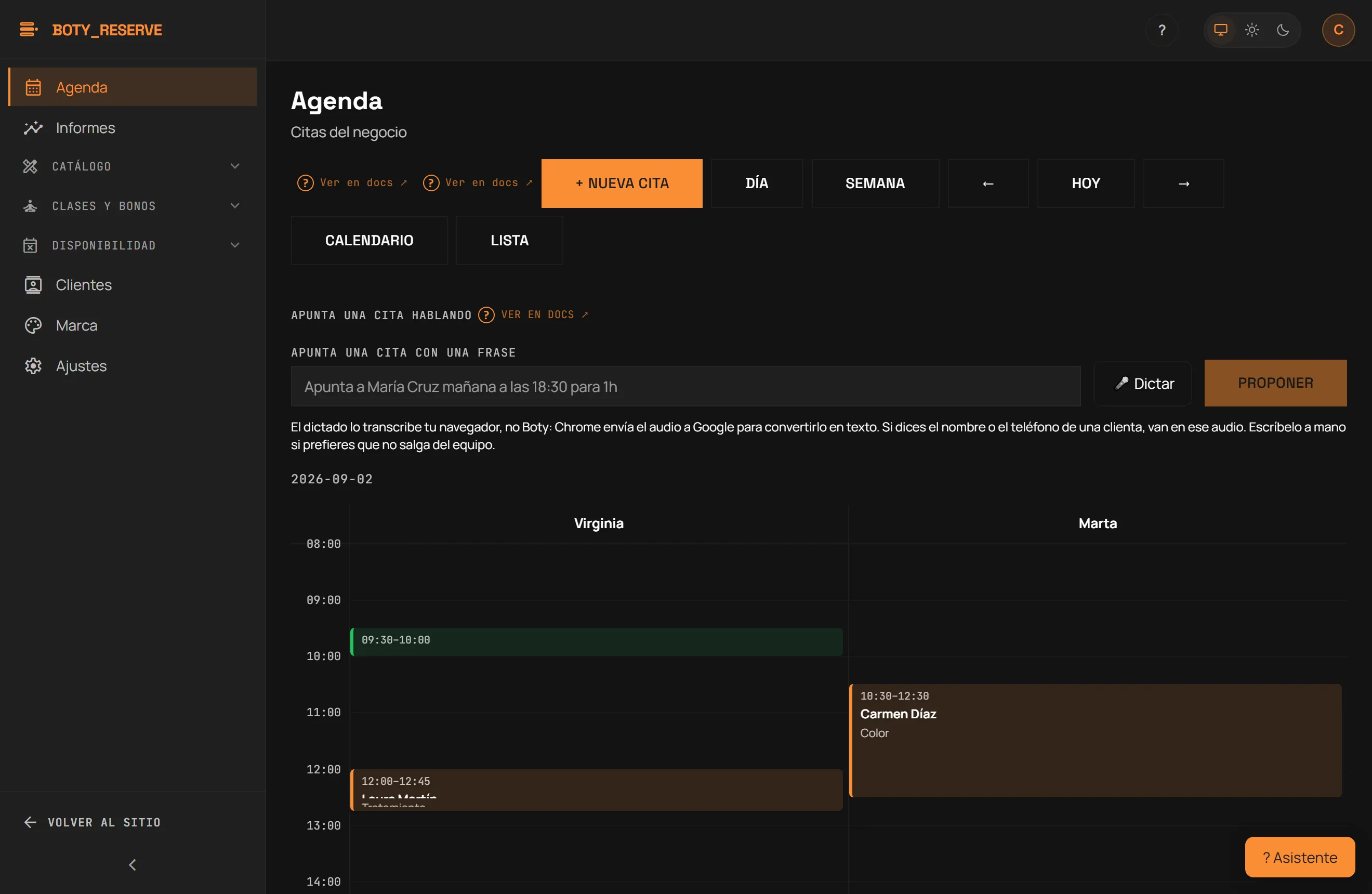Agenda de Boty Reserve en vista Día, modo calendario: una columna por profesional con las citas del día como bloques y, arriba, «+ Nueva cita», Día / Semana, Calendario / Lista y el campo para apuntar una cita con una frase.